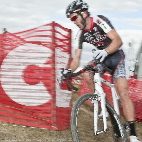 Canadian Geoff Kabush (Team Maxxis/Rocky Mountain) flying through a series of turns before the flyover