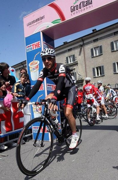 Carlos Sastre arrives to sign in for stage eight.