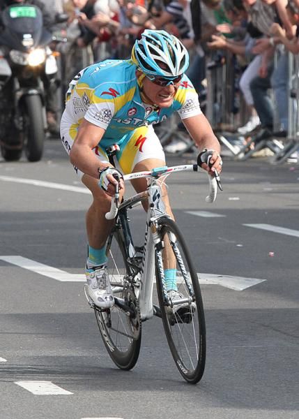 Alexandre Vinokourov gives it everything just before the finish line.