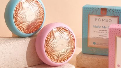 Two Foreo devices next to two masks - Foreo Black Friday