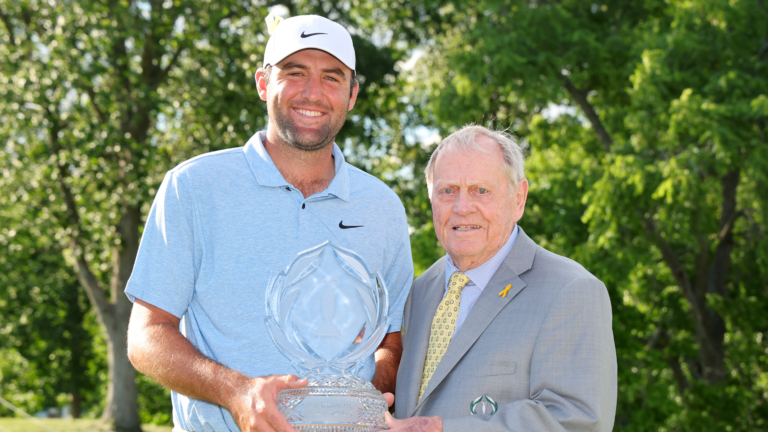 Scottie Scheffler and Jack Nicklaus pose for a photograph with the Memorial Tournament trophy