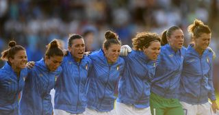 意大利2023年女足世界杯阵容:曼Giugliano, Elisa莎娃,卢西亚Di古格列尔莫,瓦伦蒂娜Bergamaschi, Elena Linari劳拉·朱利安尼和Cristiana Girelli意大利前唱国歌的欧足联女子欧元英格兰2022 D组比赛在意大利和比利时曼城学院体育场7月18日,2022年在曼彻斯特,英格兰。