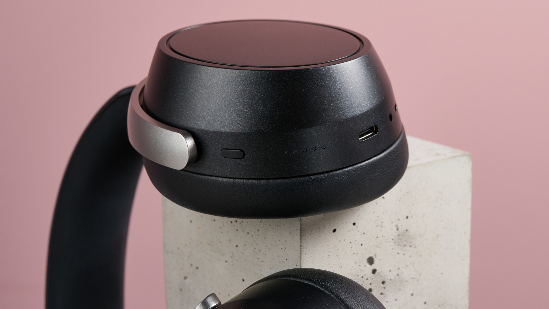 Earcup of the Sennheiser HDB 630