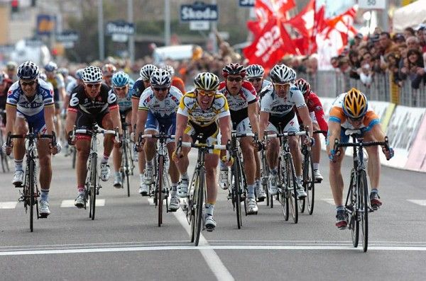 Tyler Farrar (Garmin - Slipstream) throws his bike
