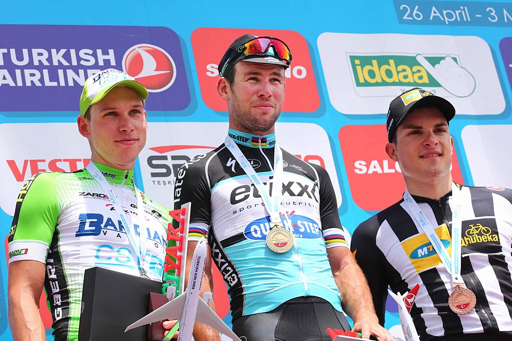 Mark Cavendish (Etixx-QuickStep) on the stage 7 podium