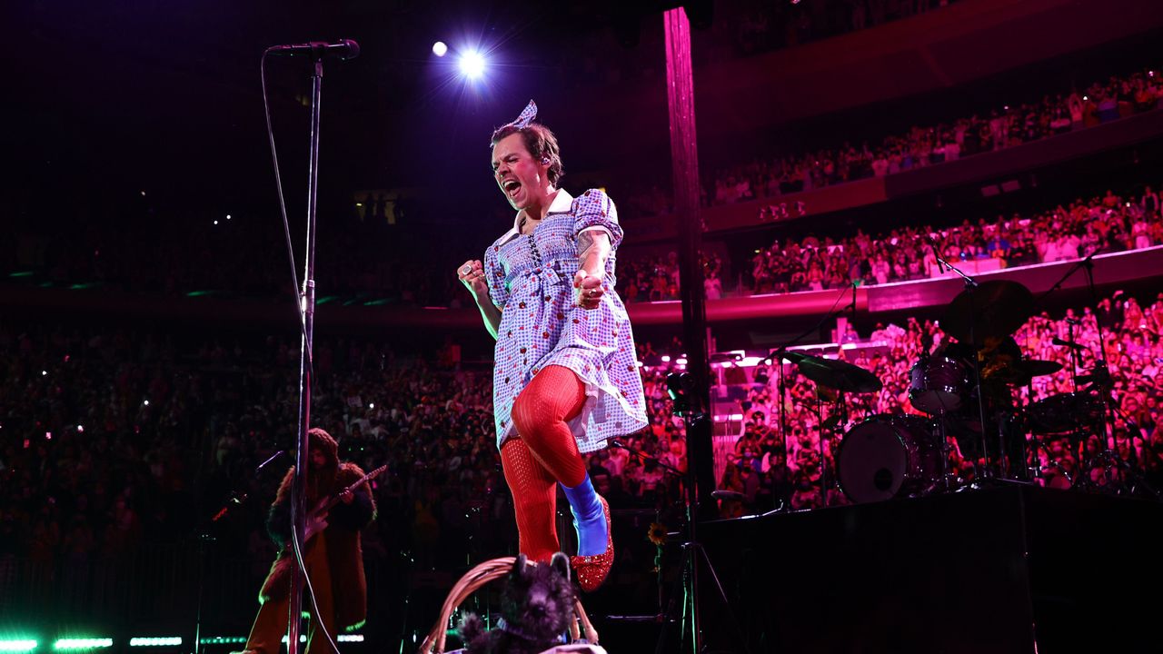 new york, new york october 30 harry styles performs onstage at harry styles harryween fancy dress party at madison square garden on october 30, 2021 in new york city photo by theo wargogetty images for hs