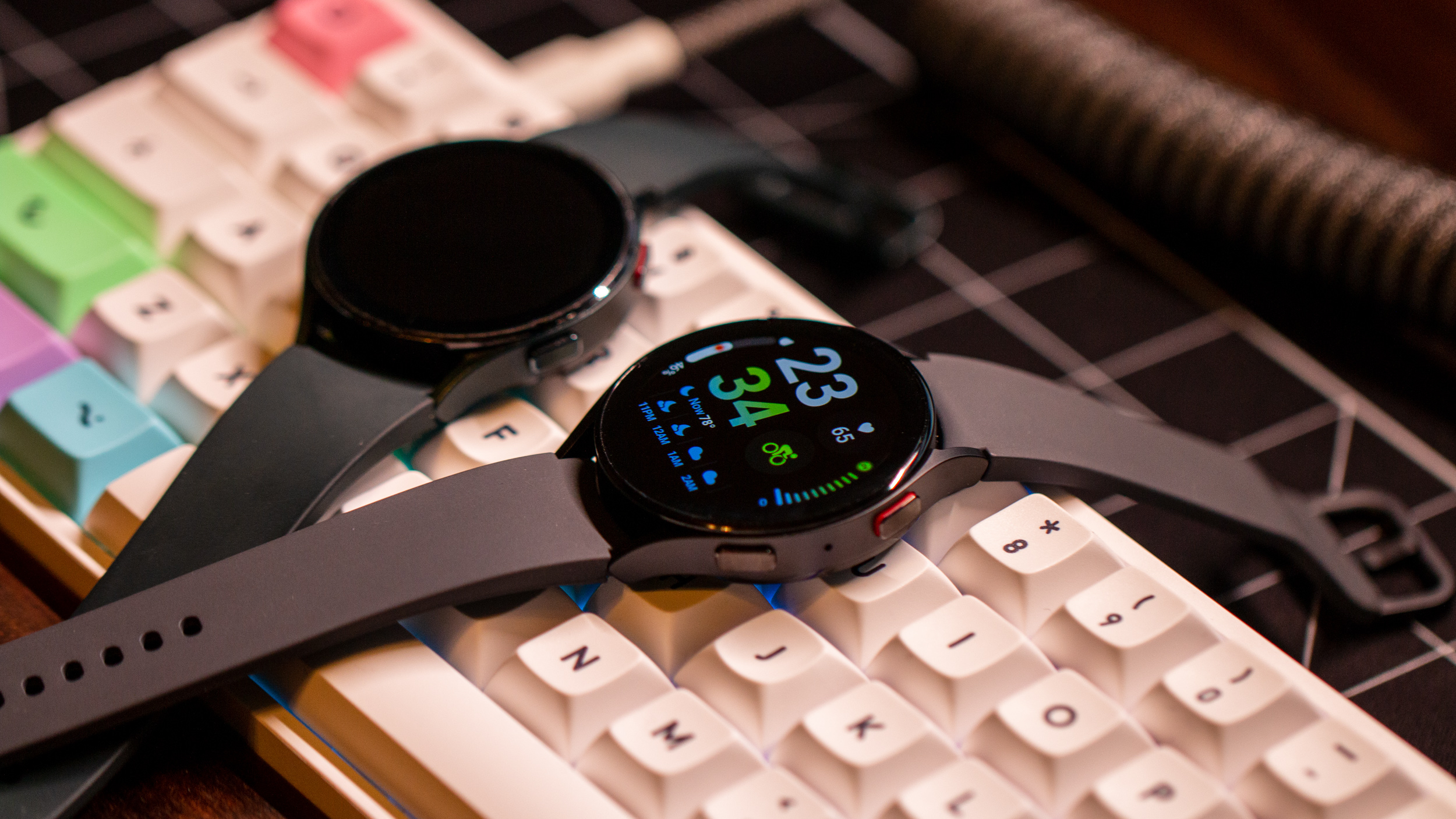 Samsung Galaxy Watch 5 vs Galaxy Watch 4 ambas as telas em ângulo sobre o teclado