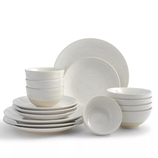 A white dish set