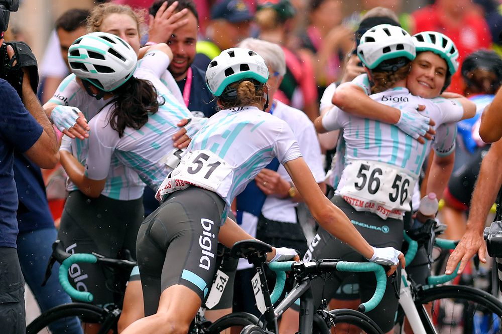 Elizabeth Banks (Bigla) wins stage 8 at the Giro Rosa and celebrates with her teammates