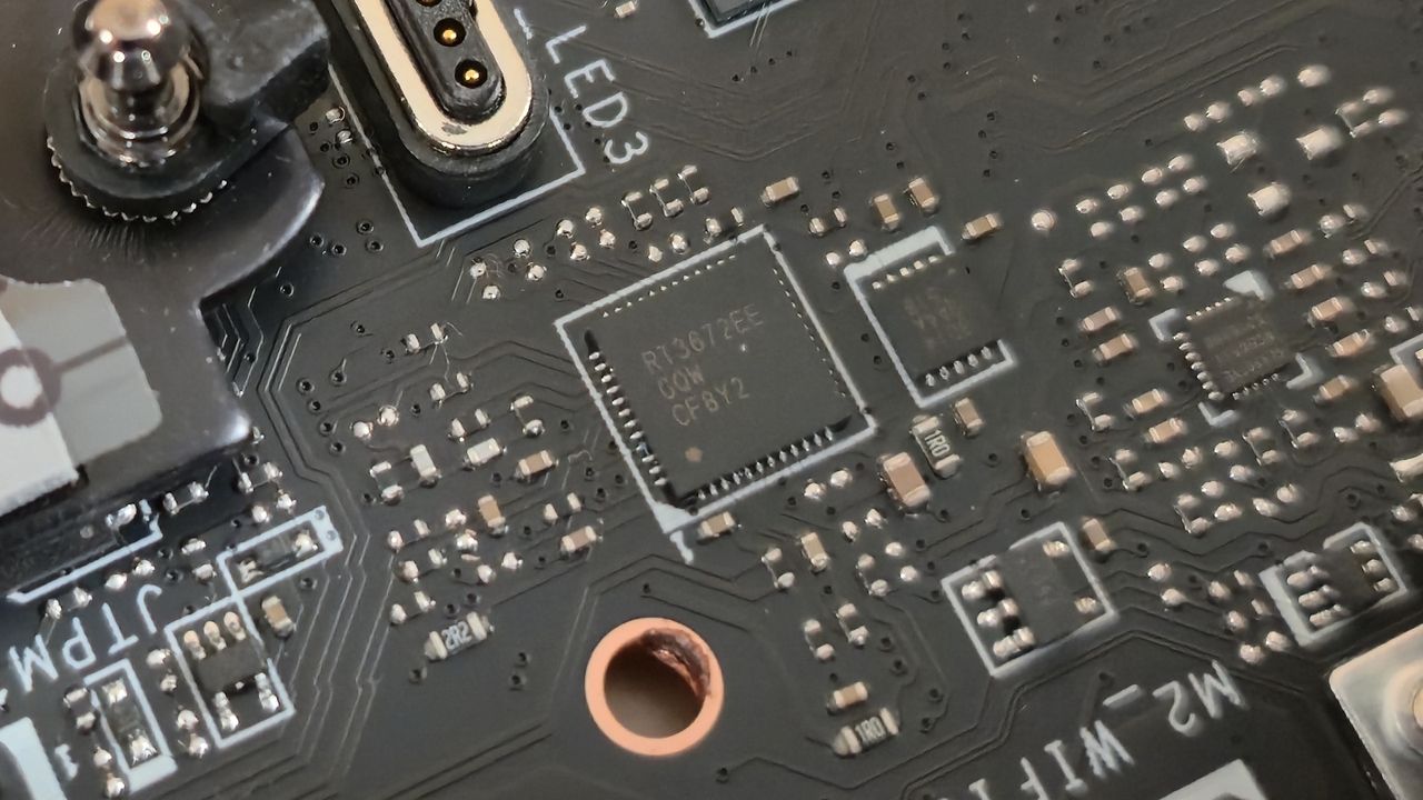 MSI X870E Carbon Max Wifi - ICs