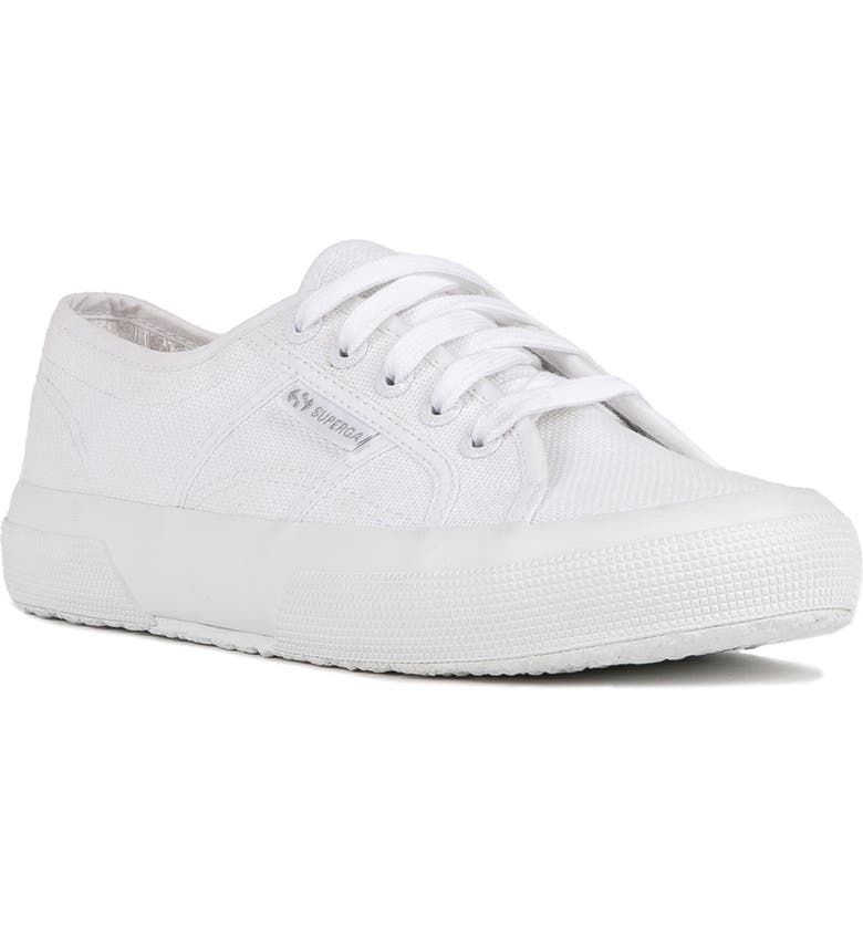 missing-image 5 أفكار أنيقة لملابس المطار من عارضة الأزياء الشهيرة في التسعينيات إيل ماكفيرسون