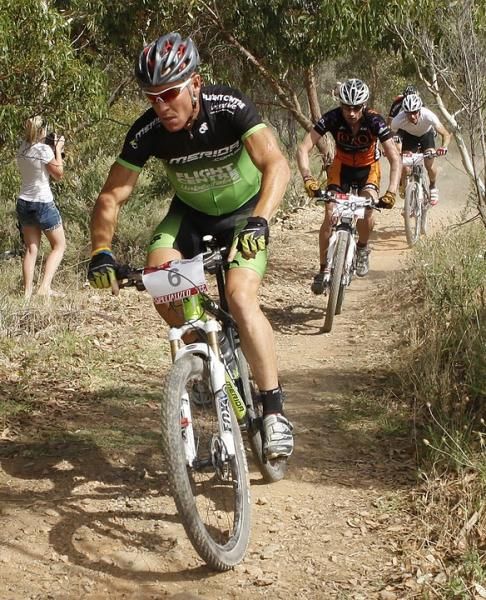 Eventual winner Chris Jongewaard look over on the second lap
