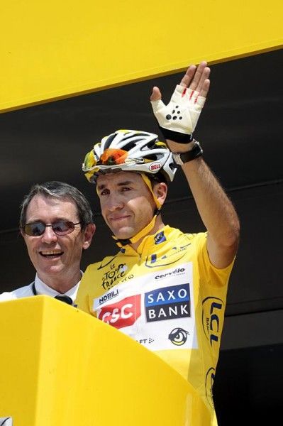 Carlos Sastre gives the crowd a wave at the sign on.