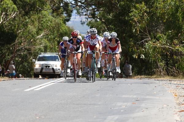 The bunch, led by Amber Halliday (SA), Vicki Whitelaw (Lotto-Honda) and Tiffany Cromwell (SA). At this point, the chasers were almost 2 minutes behind Arndt