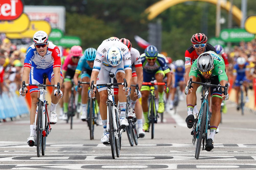 Peter Sagan throws his bike for the line ahead of Alexander Kristoff
