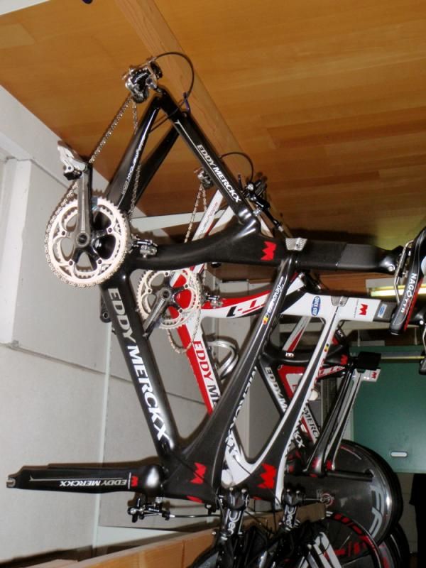 Stijn Devolder gets a stealthy black finish for his time trial bike.
