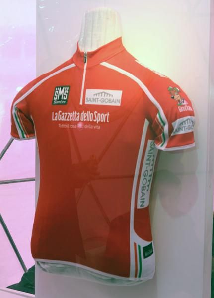 The points jersey for the 2010 Giro becomes the Maglia Rosso Passione.