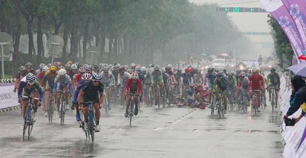 The lucky ones avoided the wreck and could contest the stage