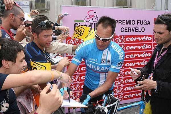 Erik Zabel was popular among the fans at the start in Catania.