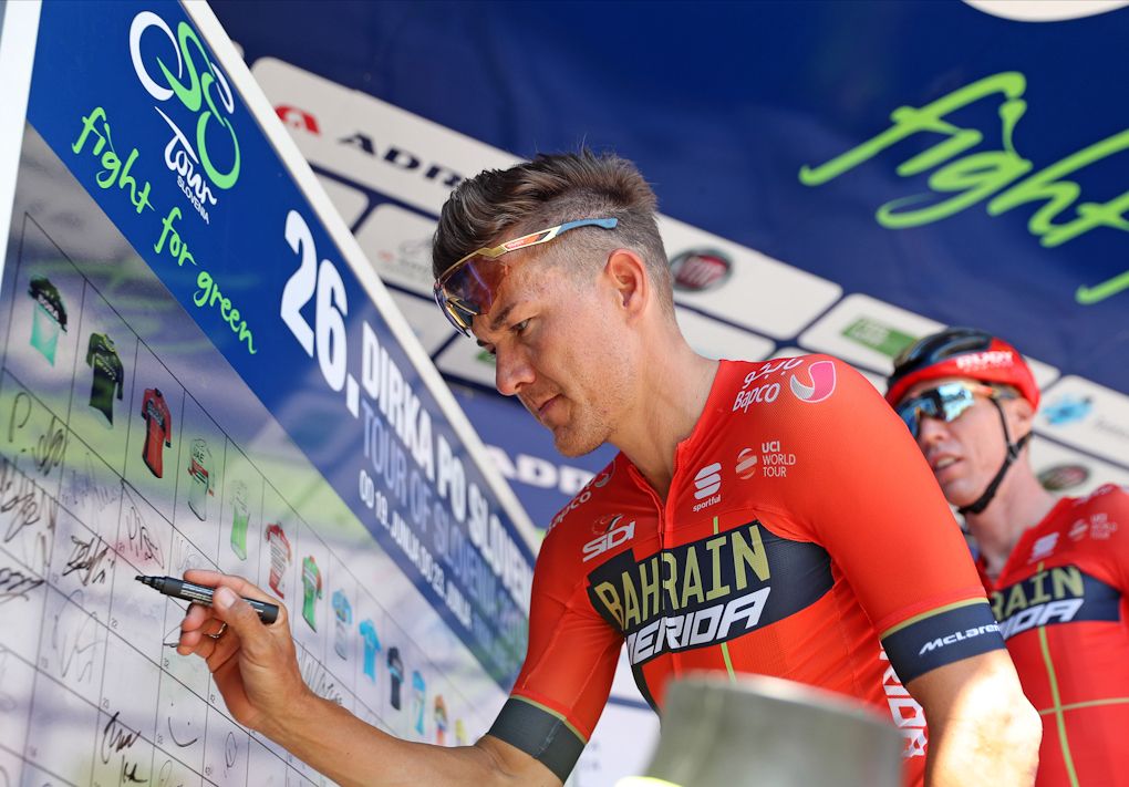Heinrich Haussler signs in for stage 2 in Slovenia