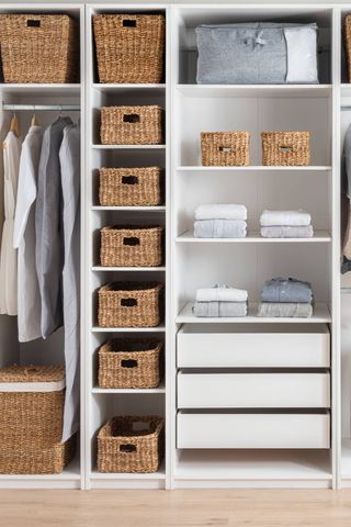 Wardrobe unit with baskets