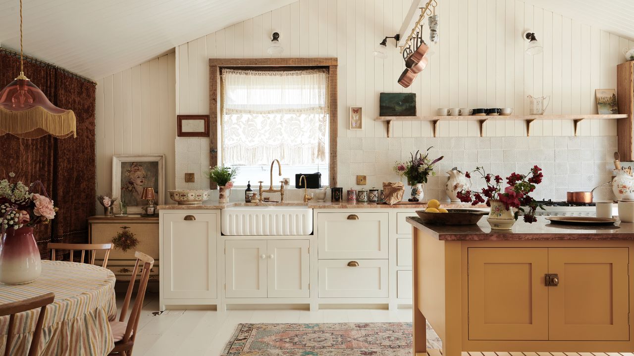 should kitchen floors match the walls, country style kitchen with turmeric colored kitchen island, shiplap walls and ceiling, rug, lace net curtain, fluted sink, o