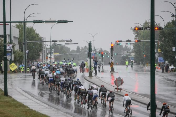 The peloton heads back into downtown