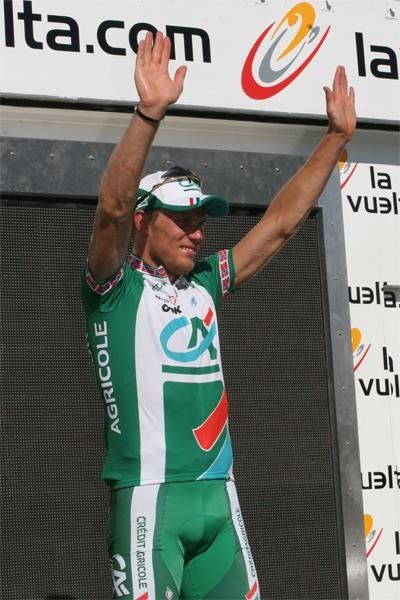 Thor Hushovd salutes the crowd after retaining yellow