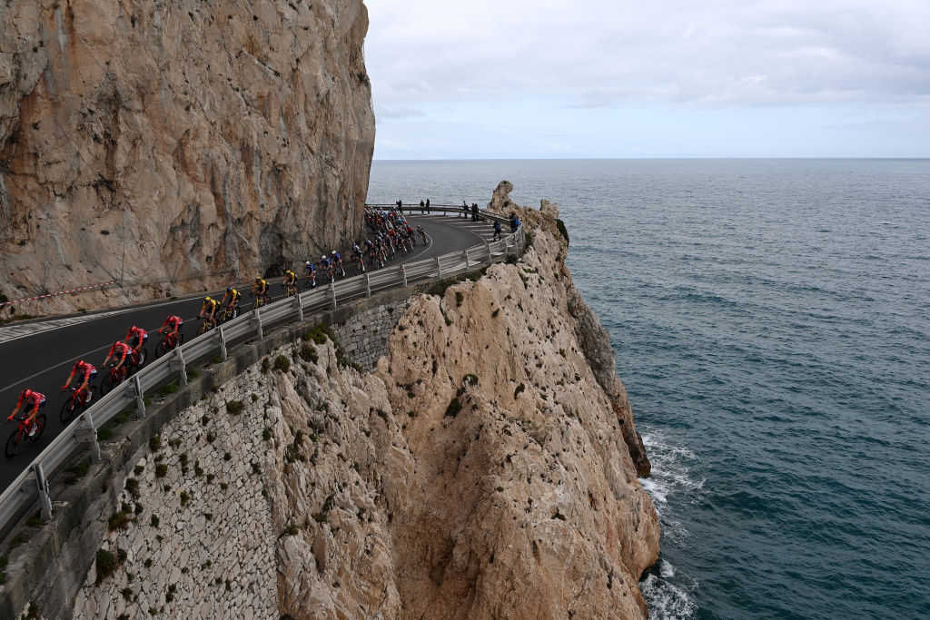 The peloton wends its way along the coast in the 2023 edition ofMilan-San Remo