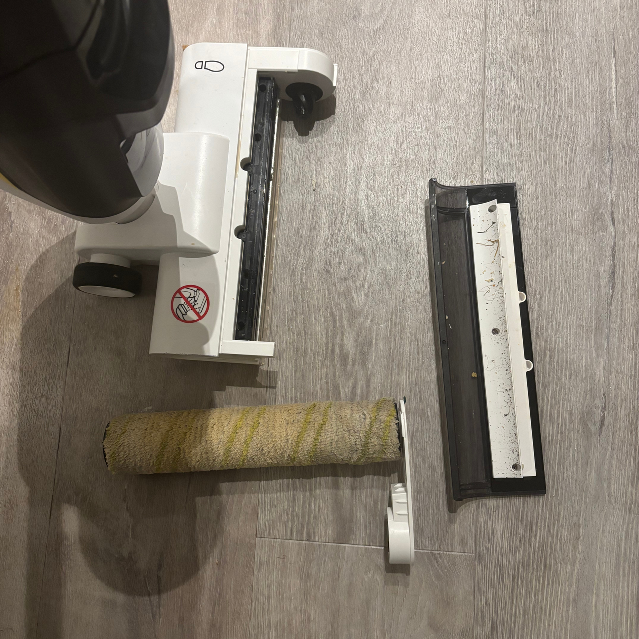 Unassembled roller and nozzle from the K&auml;rcher Floor Cleaner Vacuum FCV 3