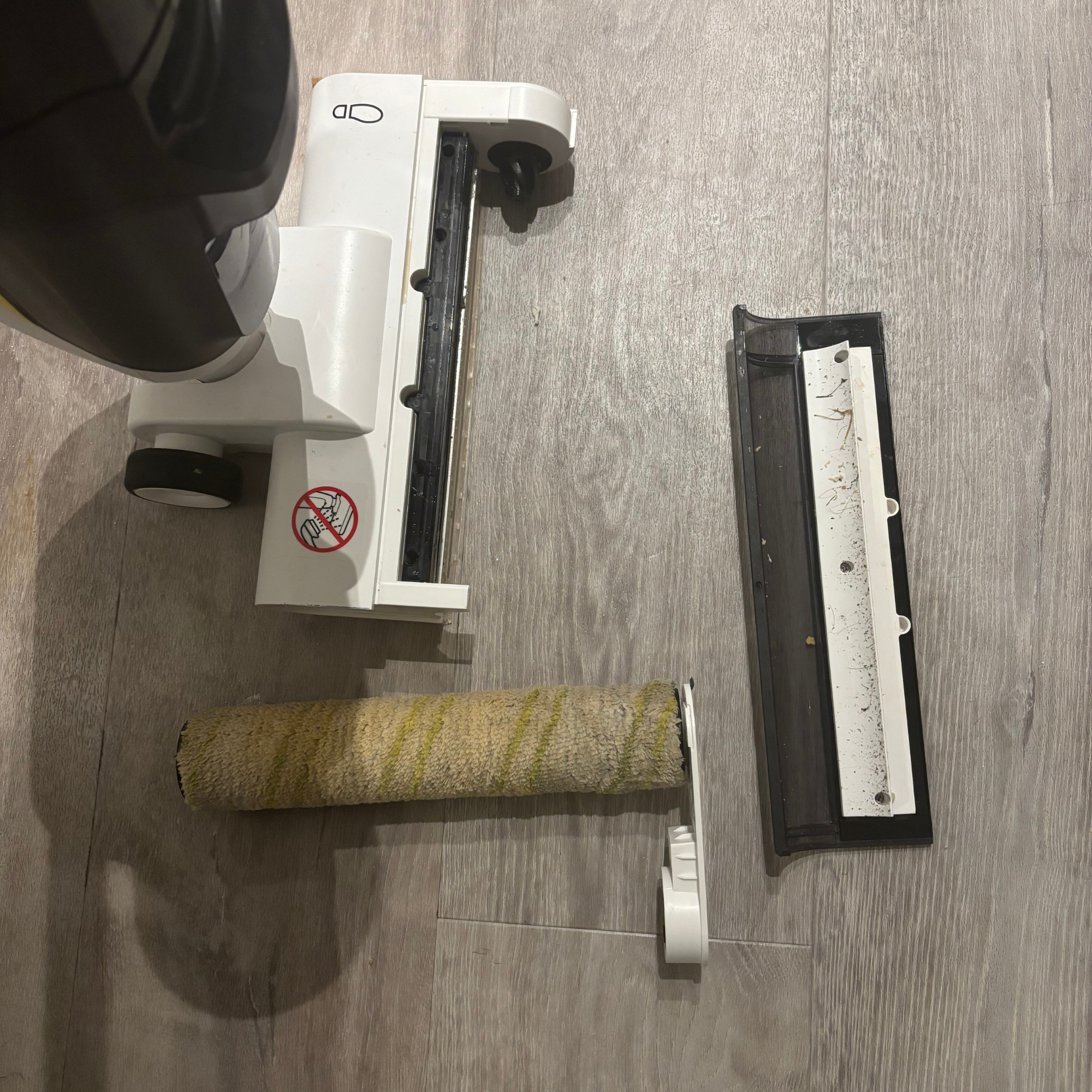 Unassembled roller and nozzle from the Kärcher Floor Cleaner Vacuum FCV 3