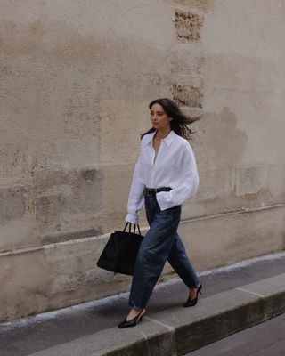 fashion influencer @modedamour wearing a white button-down shirt with barrel-leg jeans