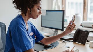 Coronavirus symptoms vs seasonal allergies: a female healthworker advises an allergy sufferer during a telemedicine appointment