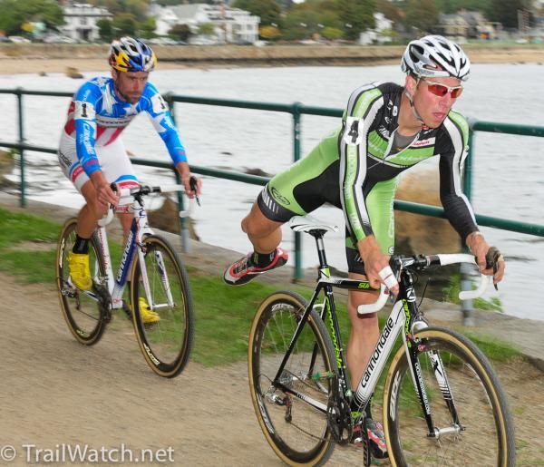 Jeremy Powers (Cannondale-Cyclocrossworld.com) dismounting for the dirt run-up