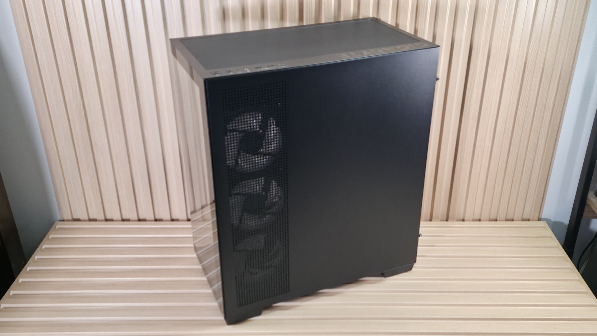 Gigabyte X870 Aorus Stealth - C500 Panoramic Stealth Case