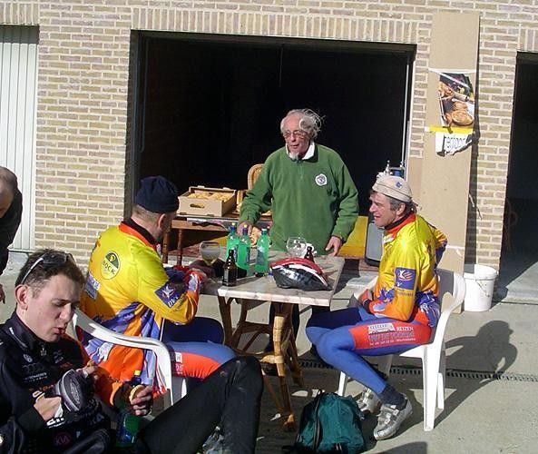 A few hardened wielertoerists