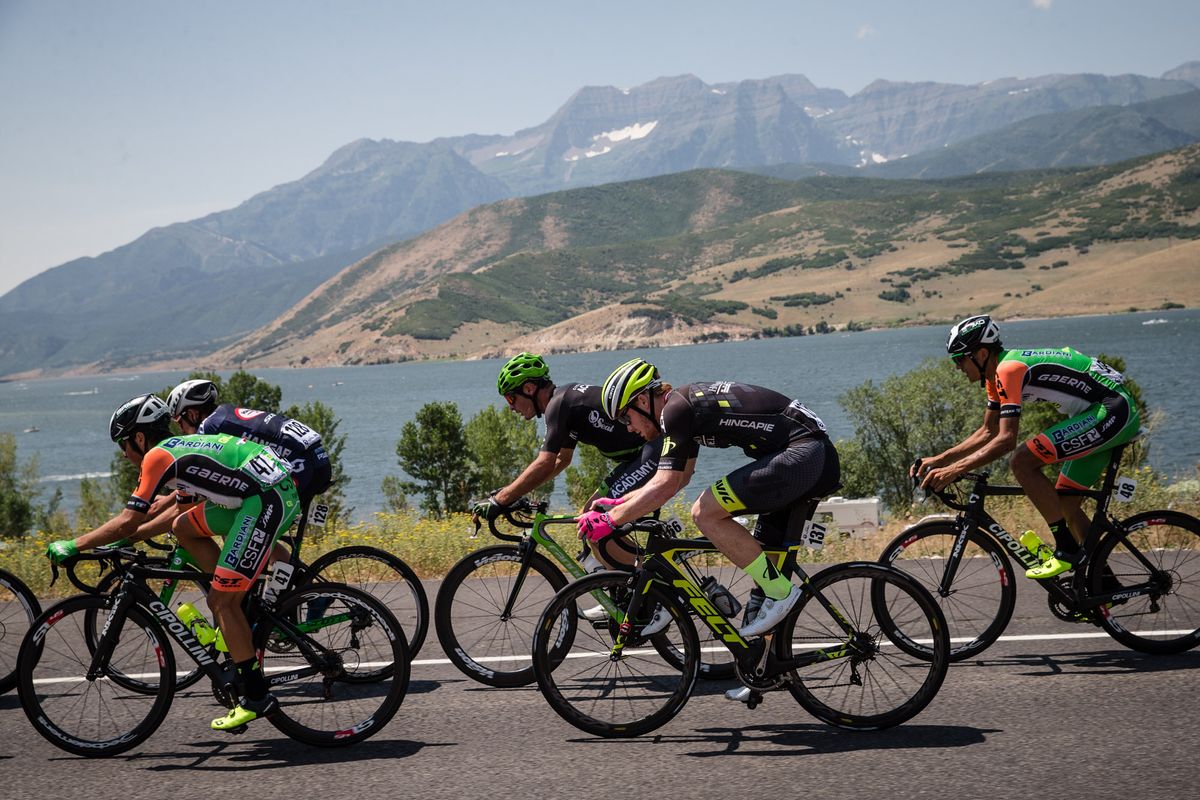 The peloton rides past a lake in the early going of stage 6 in Utah
