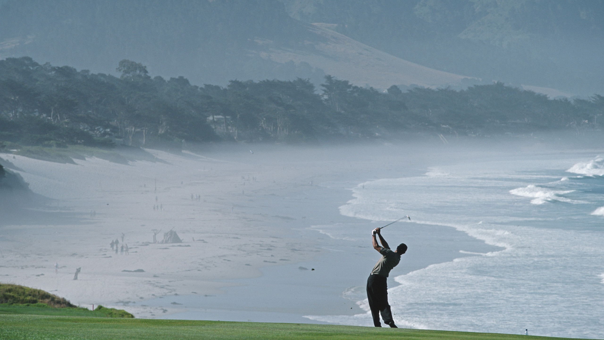 Tiger Woods playing at Pebble Beach in 2000