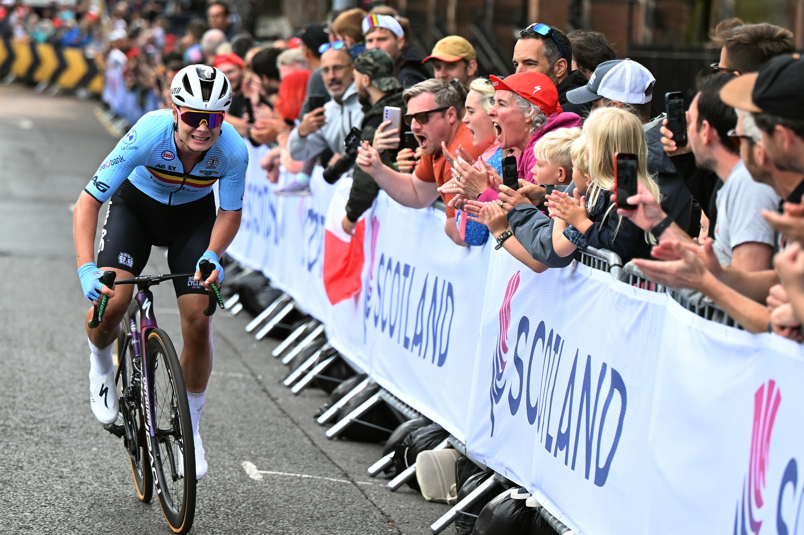 Lotte Kopecky grimaces up a climb during the 2023 World Championships road race in Glasgow