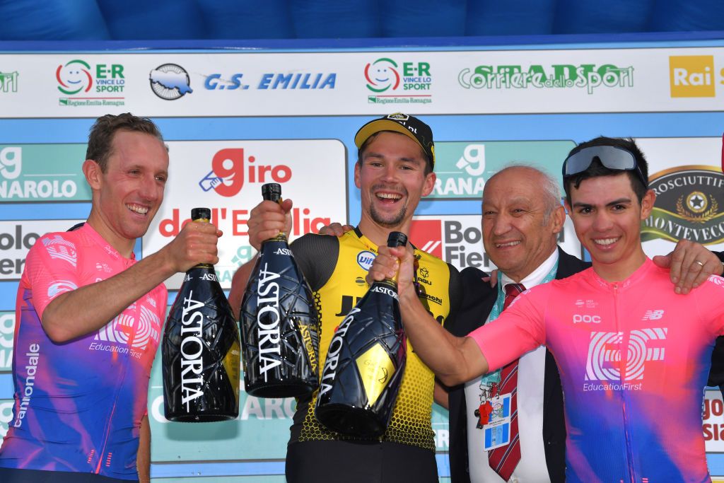 Woods, Roglic and Higuita on the podium