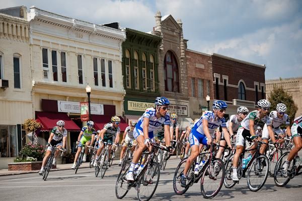 The bunch rolls out of Cillicothe for stage 6.