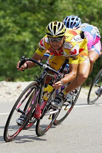 Gilberto Simoni (Saunier Duval-Prodir) going aero on the descent.