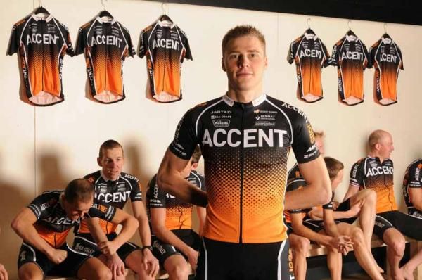Kevin Van Melsen shows off the 2012 Accent.Jobs-Willems Veranda's jersey