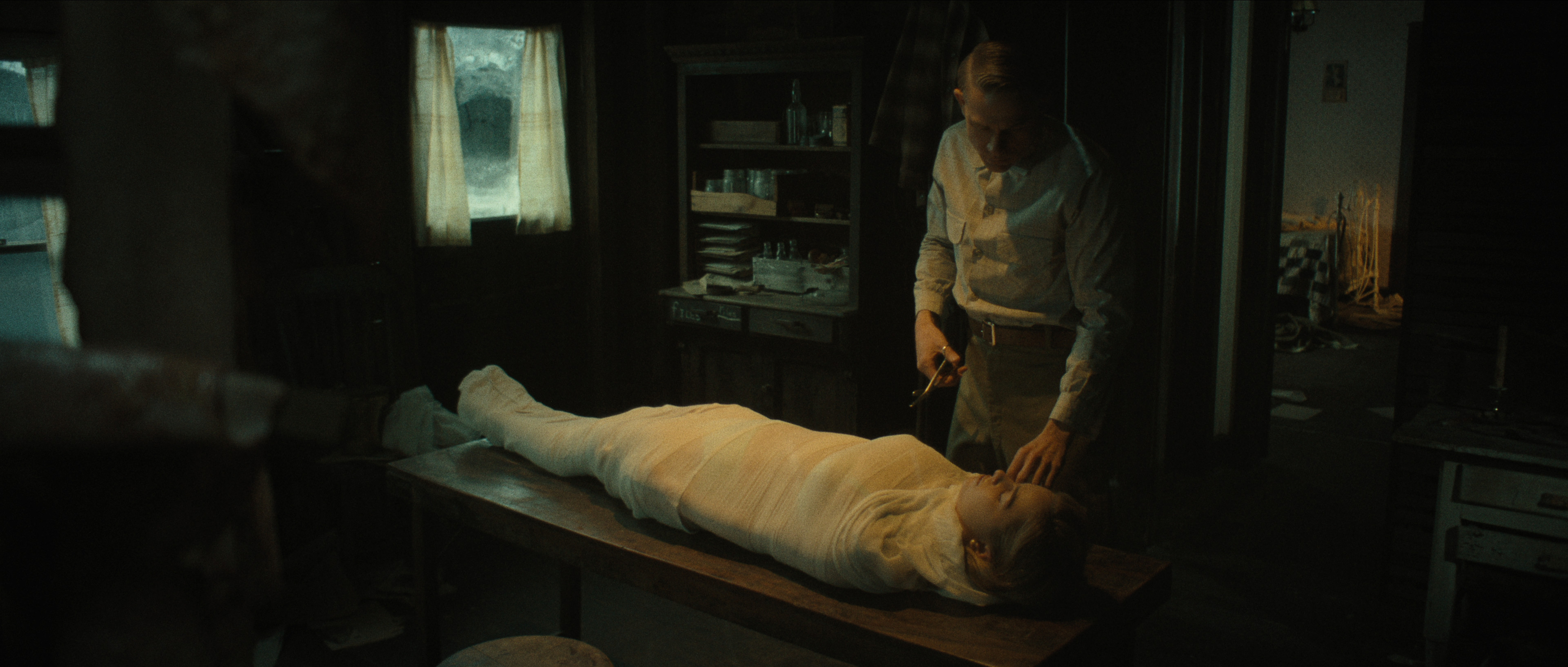 Monster: The Ed Gein Story. (L to R) Addison Rae as Evelyn, Charlie Hunnam as Ed Gein in episode 304 of Monster: The Ed Gein Story. Cr. Courtesy Of Netflix &amp;copy; 2025