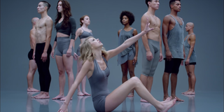 Taylor Swift with modern dancers in Shake It Off