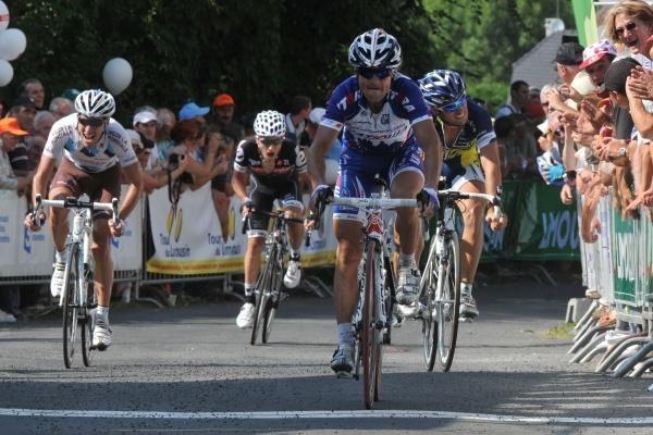 Alexandre Botcharov (Katusha) wins the uphill sprint ahead of Romain Feillu (Vacansoleil).