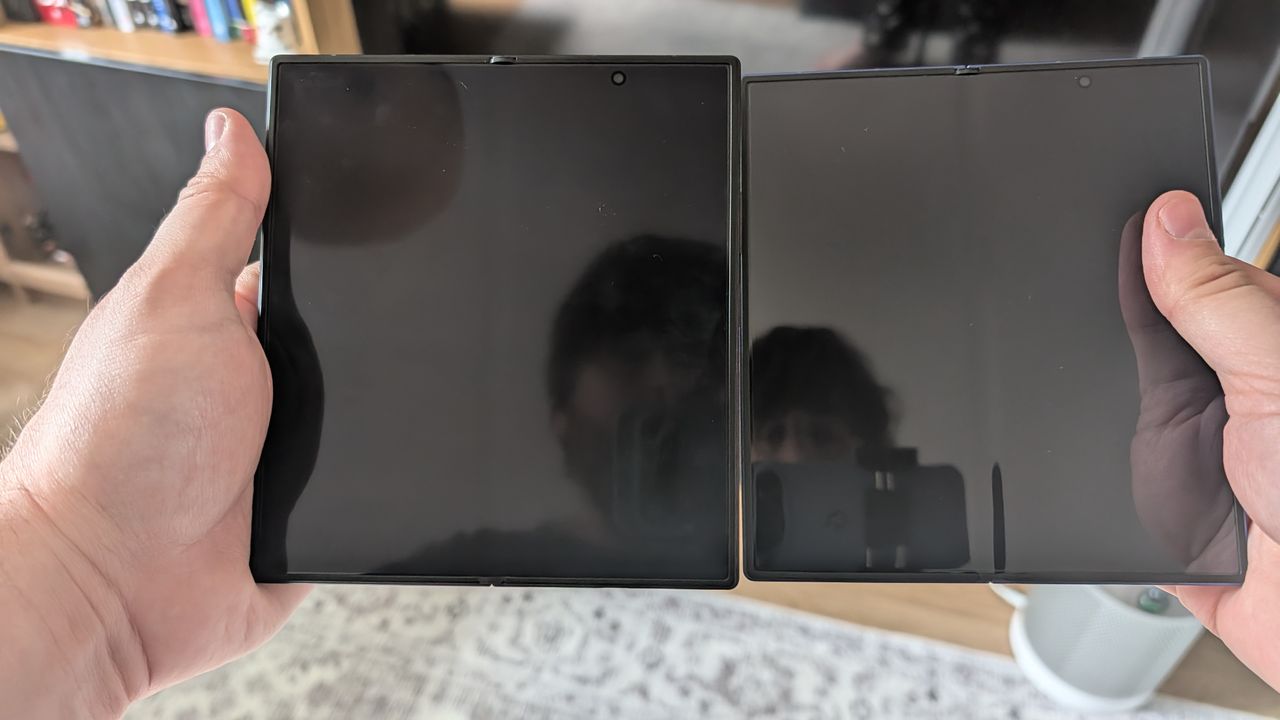 Samsung Galaxy Z Fold 8 و Z Fold 7 کنار هم برای نشان دادن چین و چروک های صفحه نمایش
