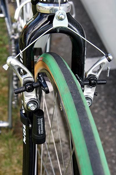... opens up the brakes to allow the 27mm wide tyre and front wheel to pop out for wheel changes.