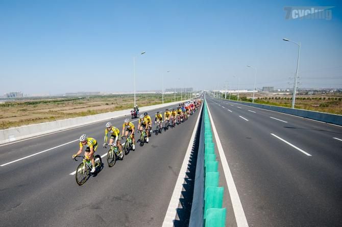 Dukla Praha and Team Budget Forklifts control the peloton at the Tour of Taihu Lake.