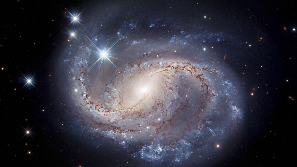 Uma linda galáxia espiral detectada pelo Telescópio Hubble em uma nova imagem